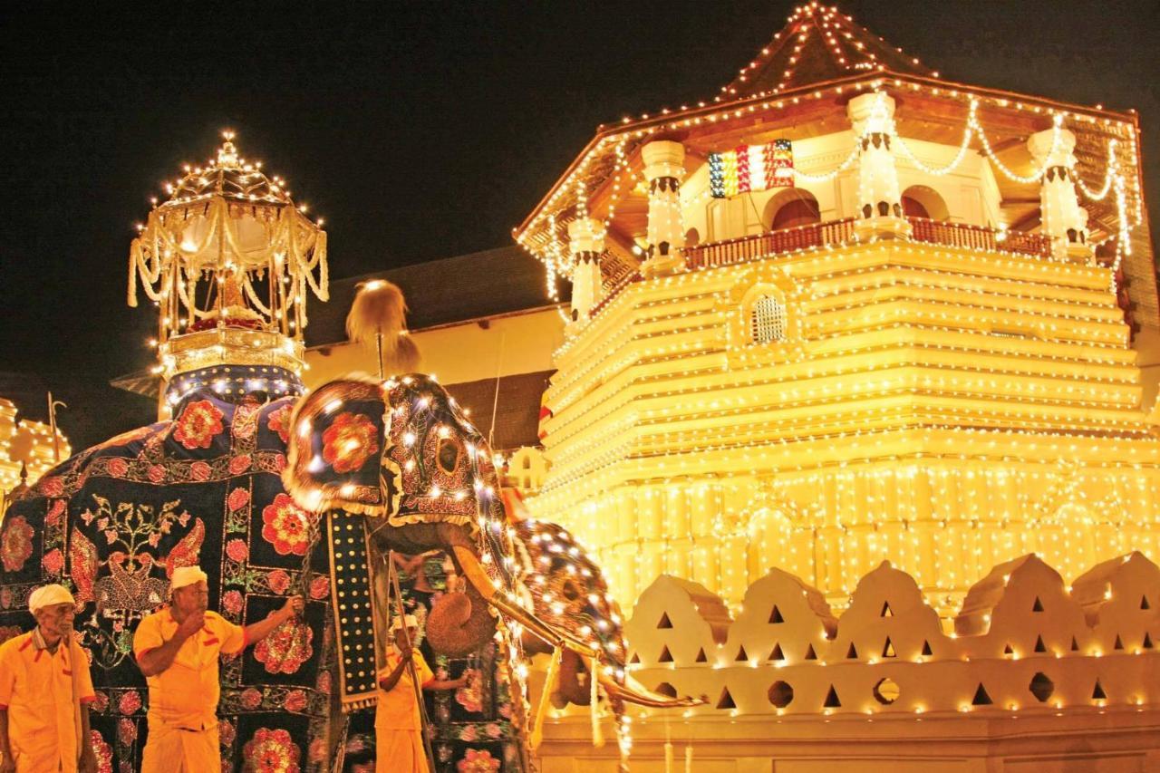 Seven Luck Palace Kandy Bagian luar foto